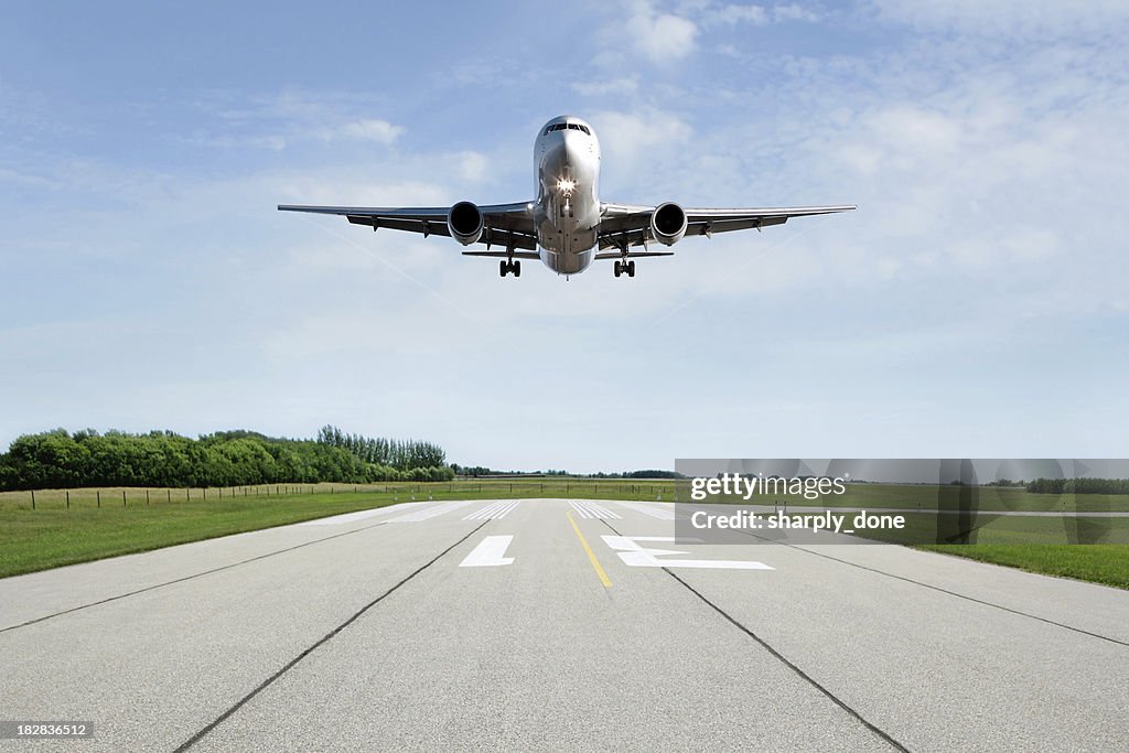 XL Avião a jato pousando em Pista de Decolagem