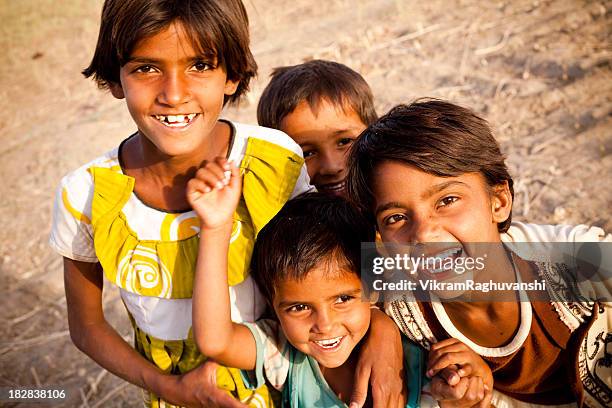 alegre grupo de niños en rajastán de india rural - indian child fotografías e imágenes de stock