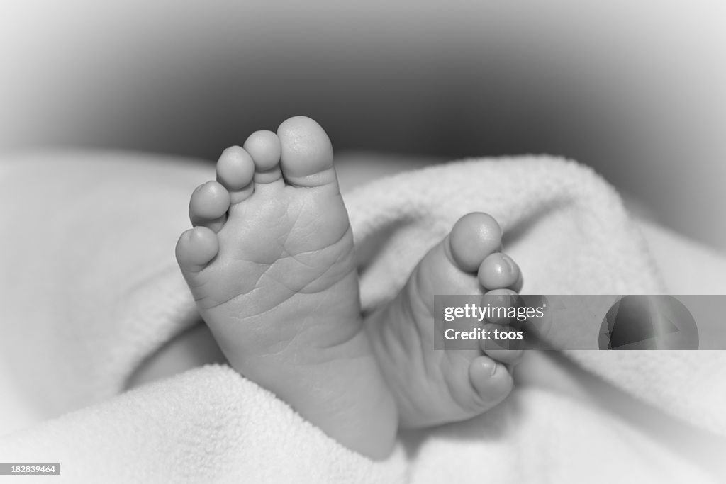 Baby Füße in schwarz und weiß-Nahaufnahme (XL