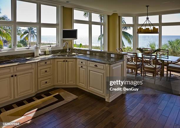 beachhouse diningroom interno di cucina con vista spiaggia - casa al mare foto e immagini stock