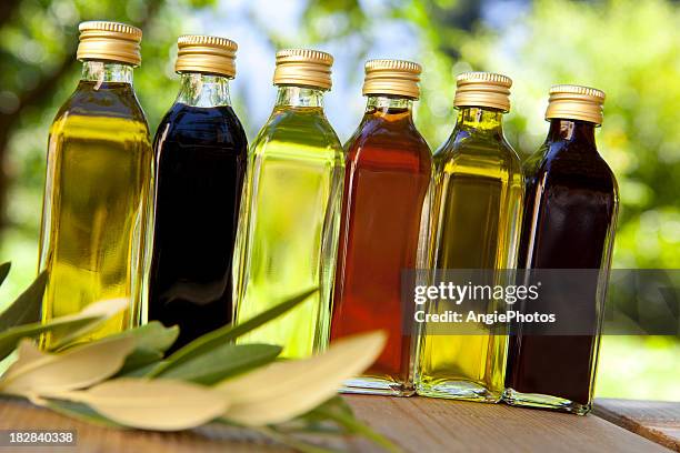different oils and vinegars - vinegar stockfoto's en -beelden
