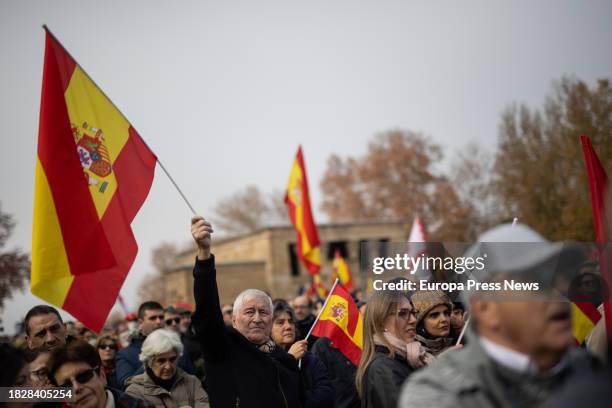 Decenas de personas durante un acto del PP contra la amnistia se dirigen a Ferraz, a 3 de diciembre de 2023, en Madrid . El Partido Popular ha...