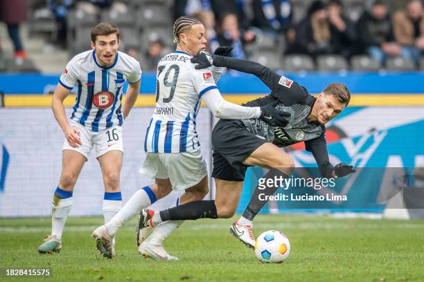 Derry Scherhant of Hertha BSC battles for possession with Thore Jacobsen of SV Elversberg during the Second Bundesliga match between Hertha BSC and...