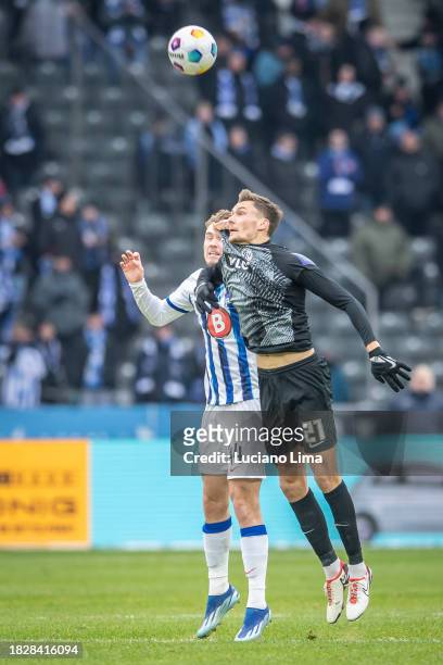 Linus Gechter of Hertha BSC battles for possession with Paul Stock of SV Elversberg during the Second Bundesliga match between Hertha BSC and SV...