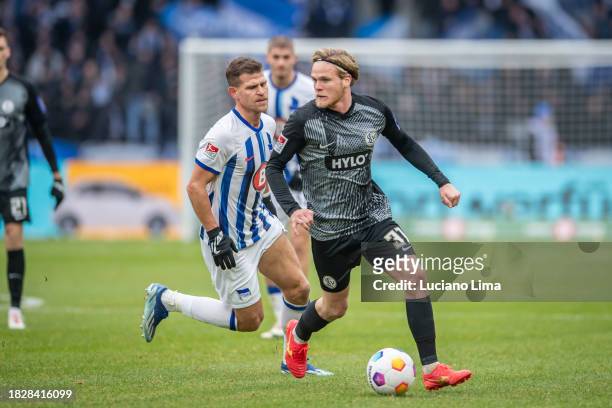 Thore Jacobsen of SV Elversberg battles for possession with Florian Niederlechner of Hertha BSC during the Second Bundesliga match between Hertha BSC...