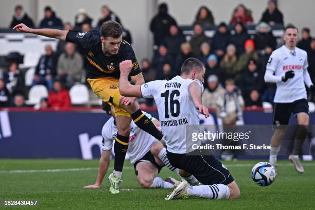 Tom Zimmerschied of Dresden misses to score against Torge Paetow of Verl during the 3. Liga match between SC Verl and Dynamo Dresden at SPORTCLUB...