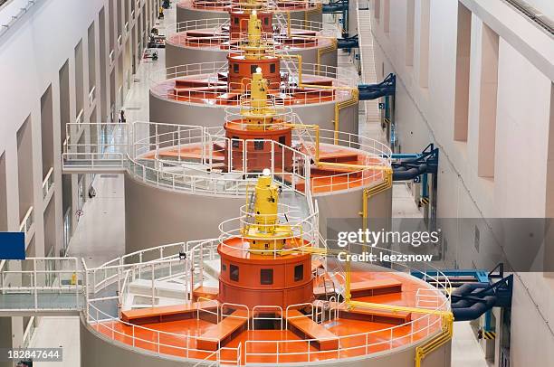 hydro générateurs de puissance électrique - barrage photos et images de collection