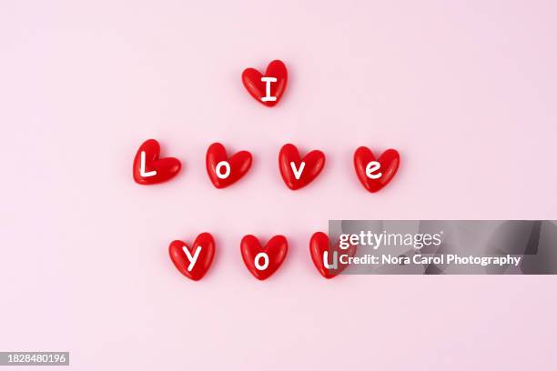 i love you text on heart shape confetti - love you stockfoto's en -beelden