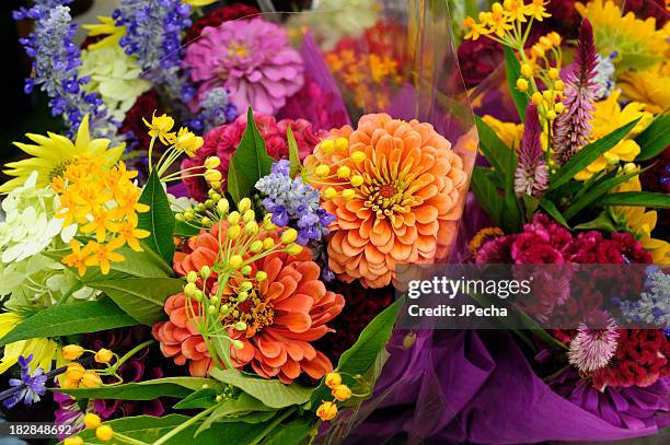 nuevo colorida variedad de flores para la venta en el mercado al aire libre - color vibrante fotografías e imágenes de stock