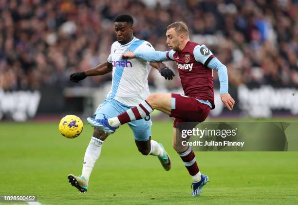 Jarrod Bowen of West Ham United shoots whilst under pressure from Marc Guehi of Crystal Palace during the Premier League match between West Ham...