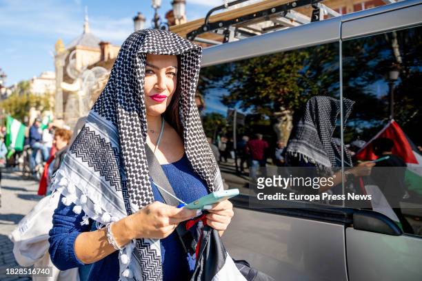 Mujer con pañuelo palestino en la manifestacion convocada por la Plataforma 4D con motivo del Dia Nacional de Andalucia a 03 de diciembre del 2023 en...