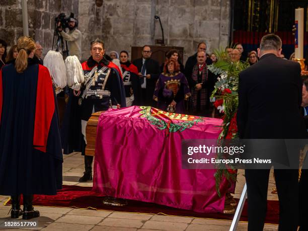 El feretro durante el funeral de la actriz Concha Velasco, en la Catedral de Nuestra Señora de la Asuncion de Valladolid, a 3 de diciembre de 2023,...