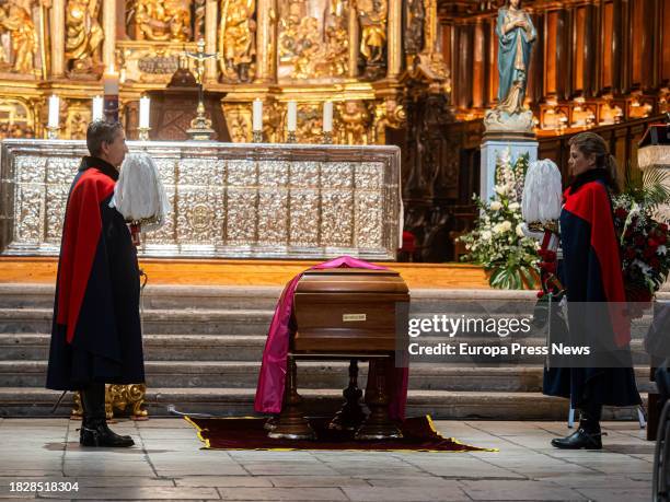 El feretro durante el funeral de la actriz Concha Velasco, en la Catedral de Nuestra Señora de la Asuncion de Valladolid, a 3 de diciembre de 2023,...