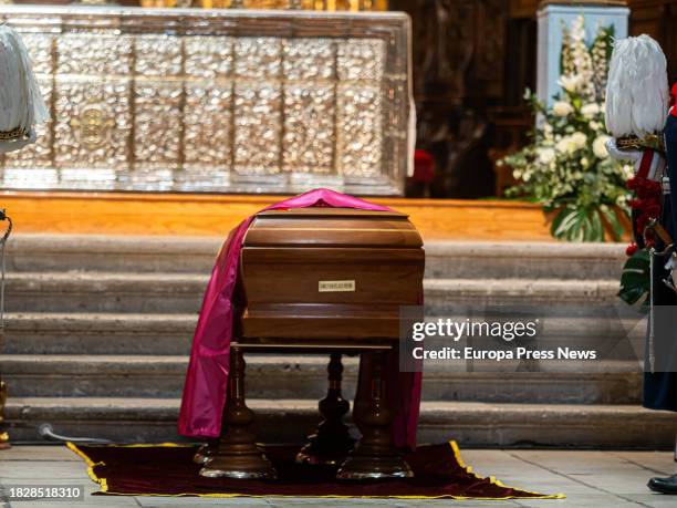 El feretro durante el funeral de la actriz Concha Velasco, en la Catedral de Nuestra Señora de la Asuncion de Valladolid, a 3 de diciembre de 2023,...