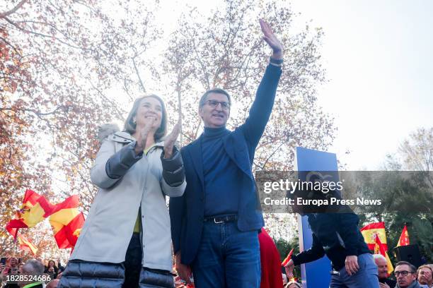 El presidente del Partido Popular, Alberto Nuñez Feijoo, y la secretaria general del PP, Cuca Gamarra, durante un acto del PP contra la amnistia, a 3...