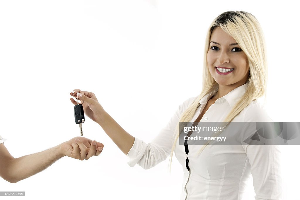 Junge Frauen verleiht dem Auto Schlüssel