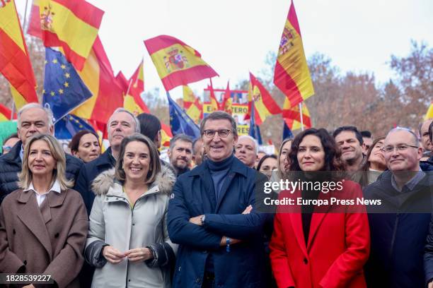 La secretaria general del PP, Cuca Gamarra, el presidente del Partido Popular, Alberto Nuñez Feijoo, la presidenta de la Comunidad de Madrid, Isabel...