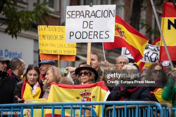 Varias personas se manifiestan en Ferraz tras un acto del PP contra la amnistia, a 3 de diciembre de 2023, en Madrid . El Partido Popular ha...