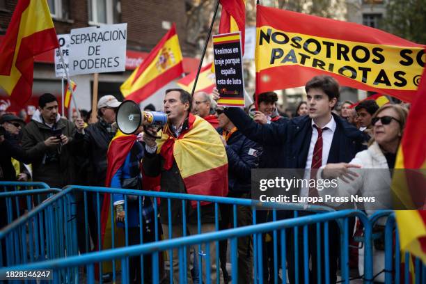 Varias personas se manifiestan en Ferraz tras un acto del PP contra la amnistia, a 3 de diciembre de 2023, en Madrid . El Partido Popular ha...