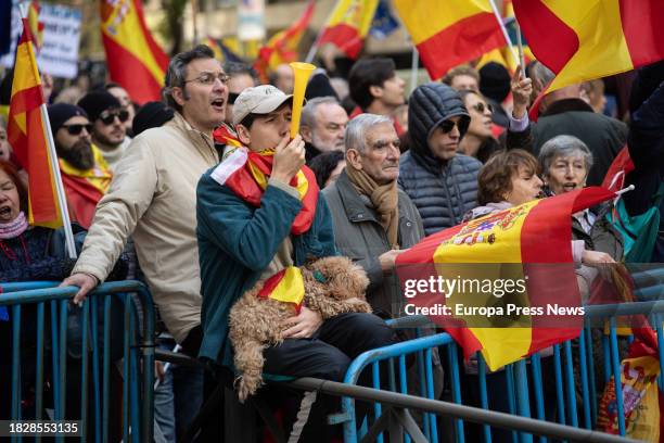 Varias personas se manifiestan en Ferraz tras un acto del PP contra la amnistia, a 3 de diciembre de 2023, en Madrid . El Partido Popular ha...