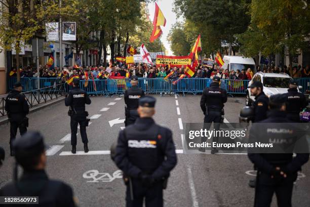 Decenas de personas se manifiestan en Ferraz tras un acto del PP contra la amnistia, a 3 de diciembre de 2023, en Madrid . El Partido Popular ha...