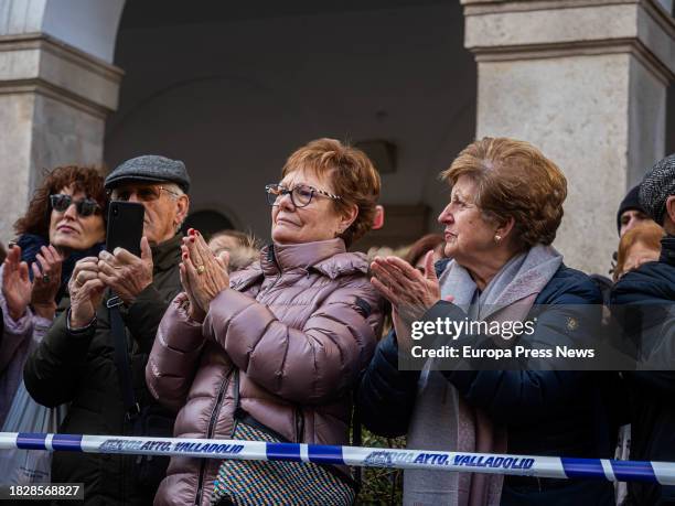 Varias personas observan el coche funebre durante el funeral de la actriz Concha Velasco, en la Catedral de Nuestra Señora de la Asuncion de...