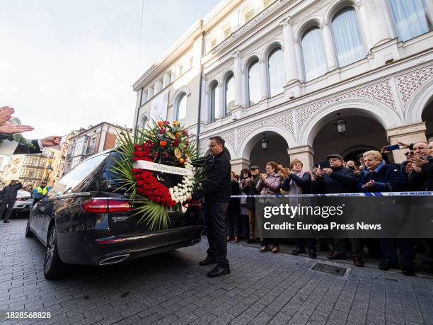 El coche funebre durante el funeral de la actriz Concha Velasco, en la Catedral de Nuestra Señora de la Asuncion de Valladolid, a 3 de diciembre de...