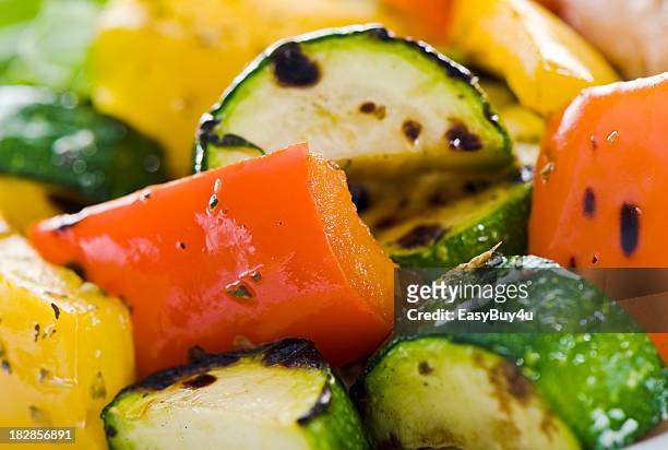 grilled vegetables - oranje paprika stockfoto's en -beelden