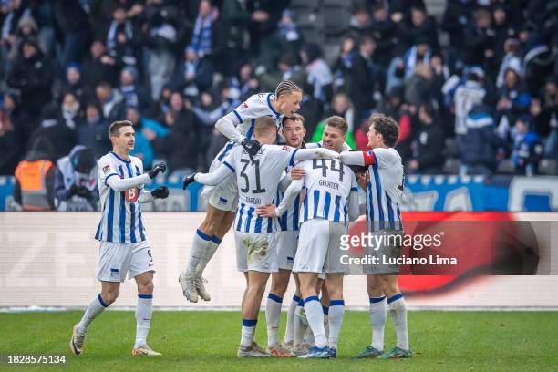 Celebration of Hertha BSC players after scoring the fitth goal by Jonjoe Kenny of Hertha BSC during the Second Bundesliga match between Hertha BSC...