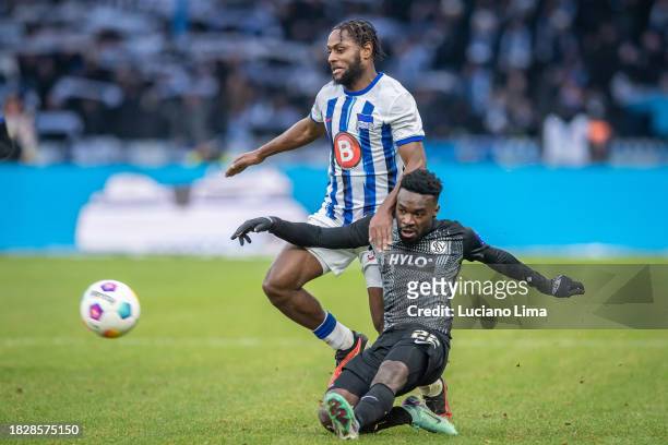 Deyovaisio Zeefuik of Hertha BSC battles for possession with Joseph Boyamba of SV Elversberg during the Second Bundesliga match between Hertha BSC...