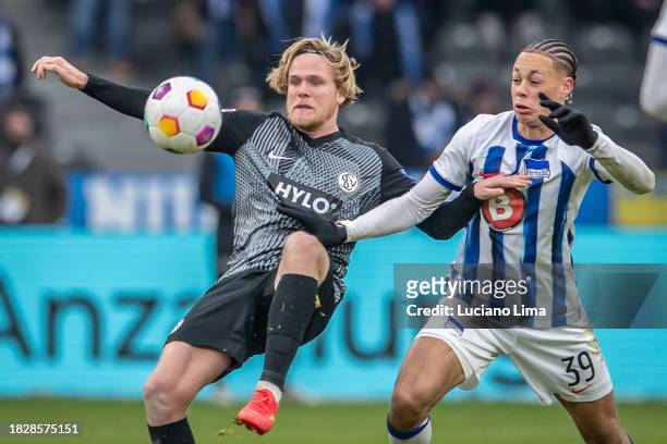 Thore Jacobsen of SV Elversberg battles for possession with Derry Scherhant of Hertha BSC during the Second Bundesliga match between Hertha BSC and...