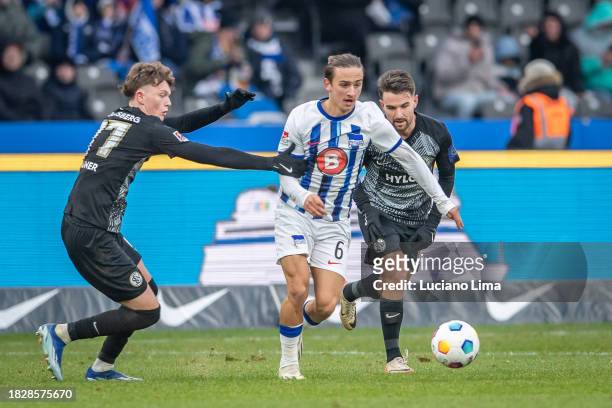 Paul Wanner of SV Elversberg battles for possession with Michał Karbownik of Hertha BSC during the Second Bundesliga match between Hertha BSC and SV...