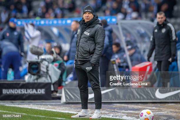 Coach Horst Steffen of SV Elversberg looks on during the Second Bundesliga match between Hertha BSC and SV Elversberg at Olympiastadion on December...