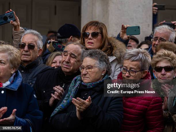 Varias personas observan el coche funebre durante el funeral de la actriz Concha Velasco, en la Catedral de Nuestra Señora de la Asuncion de...