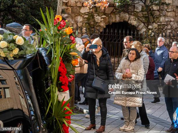 Varias personas observan el coche funebre durante el funeral de la actriz Concha Velasco, en la Catedral de Nuestra Señora de la Asuncion de...