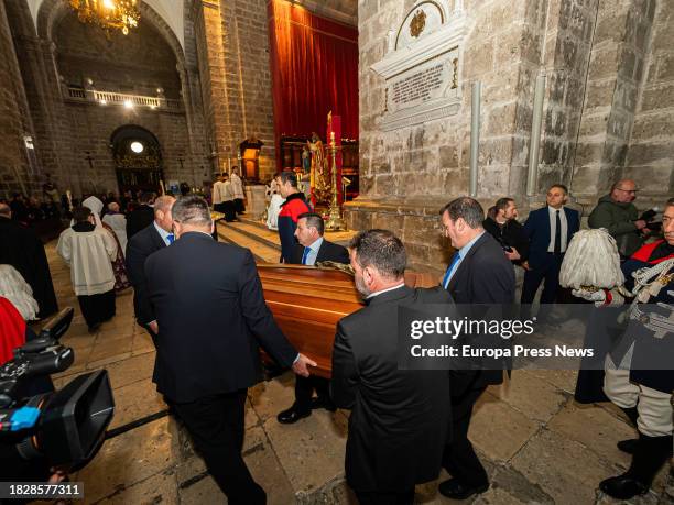 Entrada del feretro en la catedral durante el funeral de la actriz Concha Velasco, en la Catedral de Nuestra Señora de la Asuncion de Valladolid, a 3...