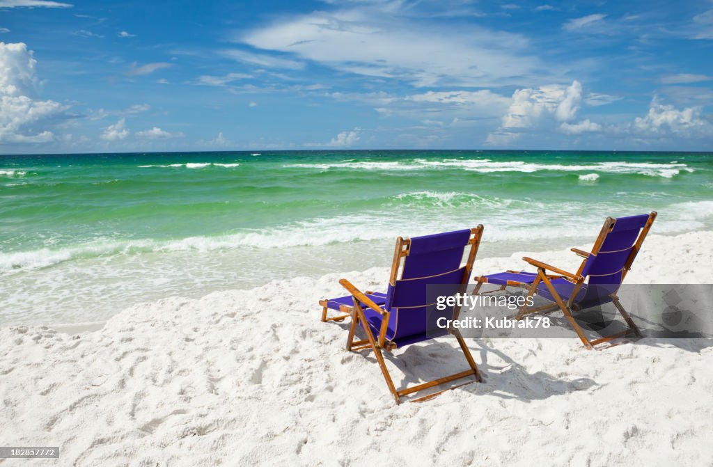 Cadeiras de praia no oceano