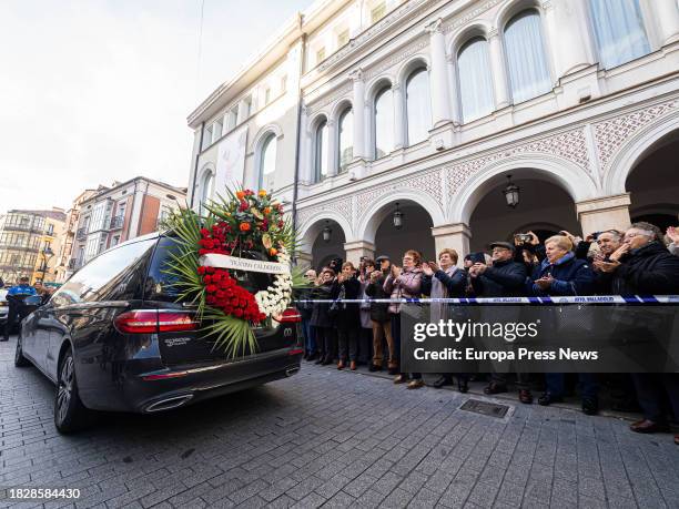 El coche funebre durante el funeral de la actriz Concha Velasco, en la Catedral de Nuestra Señora de la Asuncion de Valladolid, a 3 de diciembre de...