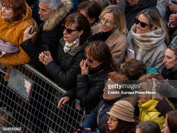 Varias personas observan la salida del feretro hacia el cementerio tras el funeral de la actriz Concha Velasco, en la Catedral de Nuestra Señora de...