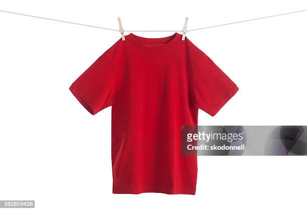 赤色シャツに飾る物干しロープ - tシャツ　無人 ストックフォトと画像