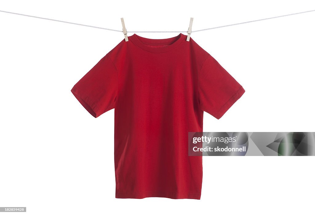 Camisa vermelha penduradas em um Varal de Roupa