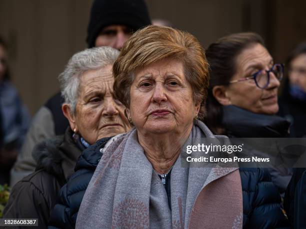 Una mujer espera a ver el paso del coche funebre durante el funeral de la actriz Concha Velasco, en la Catedral de Nuestra Señora de la Asuncion de...