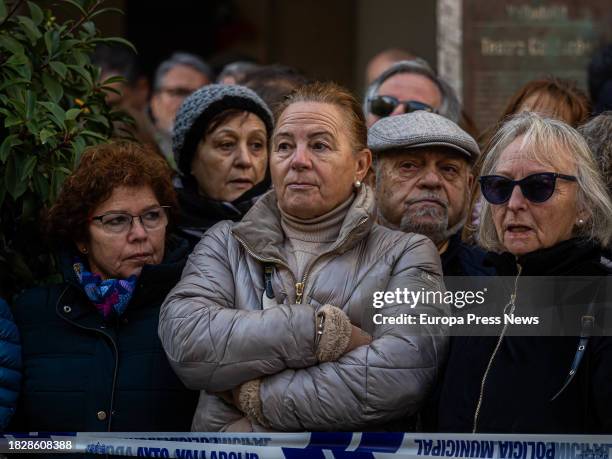 Una mujer espera a ver el paso del coche funebre durante el funeral de la actriz Concha Velasco, en la Catedral de Nuestra Señora de la Asuncion de...