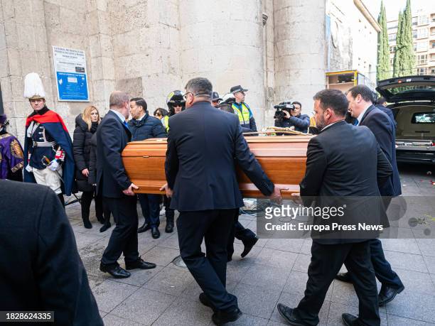 Entrada del coche funebre a la catedral durante el funeral de la actriz Concha Velasco, en la Catedral de Nuestra Señora de la Asuncion de...