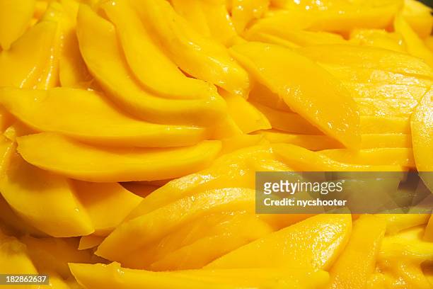 スライスマンゴーズ - mango pieces ストックフォトと画像