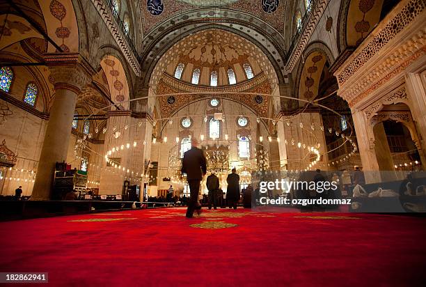 muslimische männer beten in der blauen moschee - sultanahmet viertel stock-fotos und bilder