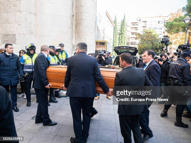 Entrada del coche funebre a la catedral durante el funeral de la actriz Concha Velasco, en la Catedral de Nuestra Señora de la Asuncion de...
