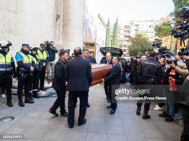 Entrada del coche funebre a la catedral durante el funeral de la actriz Concha Velasco, en la Catedral de Nuestra Señora de la Asuncion de...