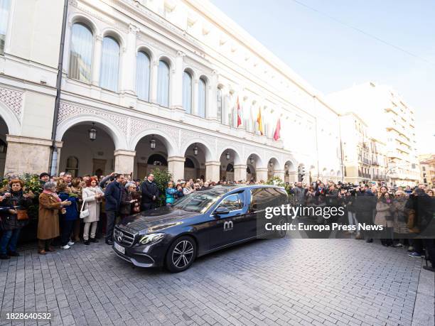 Llegada del coche funebre durante el funeral de la actriz Concha Velasco, en la Catedral de Nuestra Señora de la Asuncion de Valladolid, a 3 de...