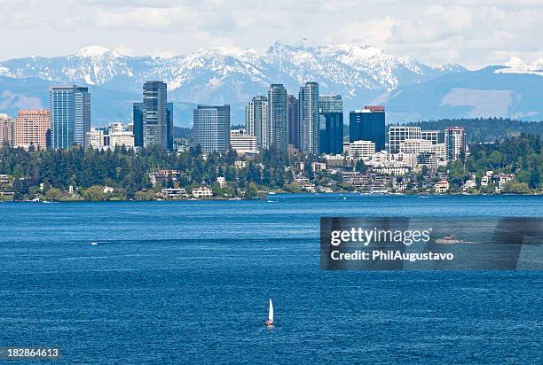 botes en el lago y a la ciudad - bellevue washington state fotografías e imágenes de stock